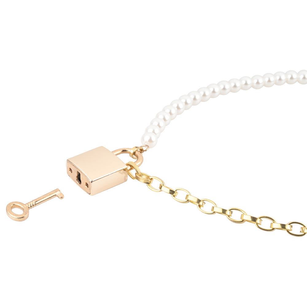 Sportsheets pearl day collar with delicate beads for playful evenings and daring adventures.
