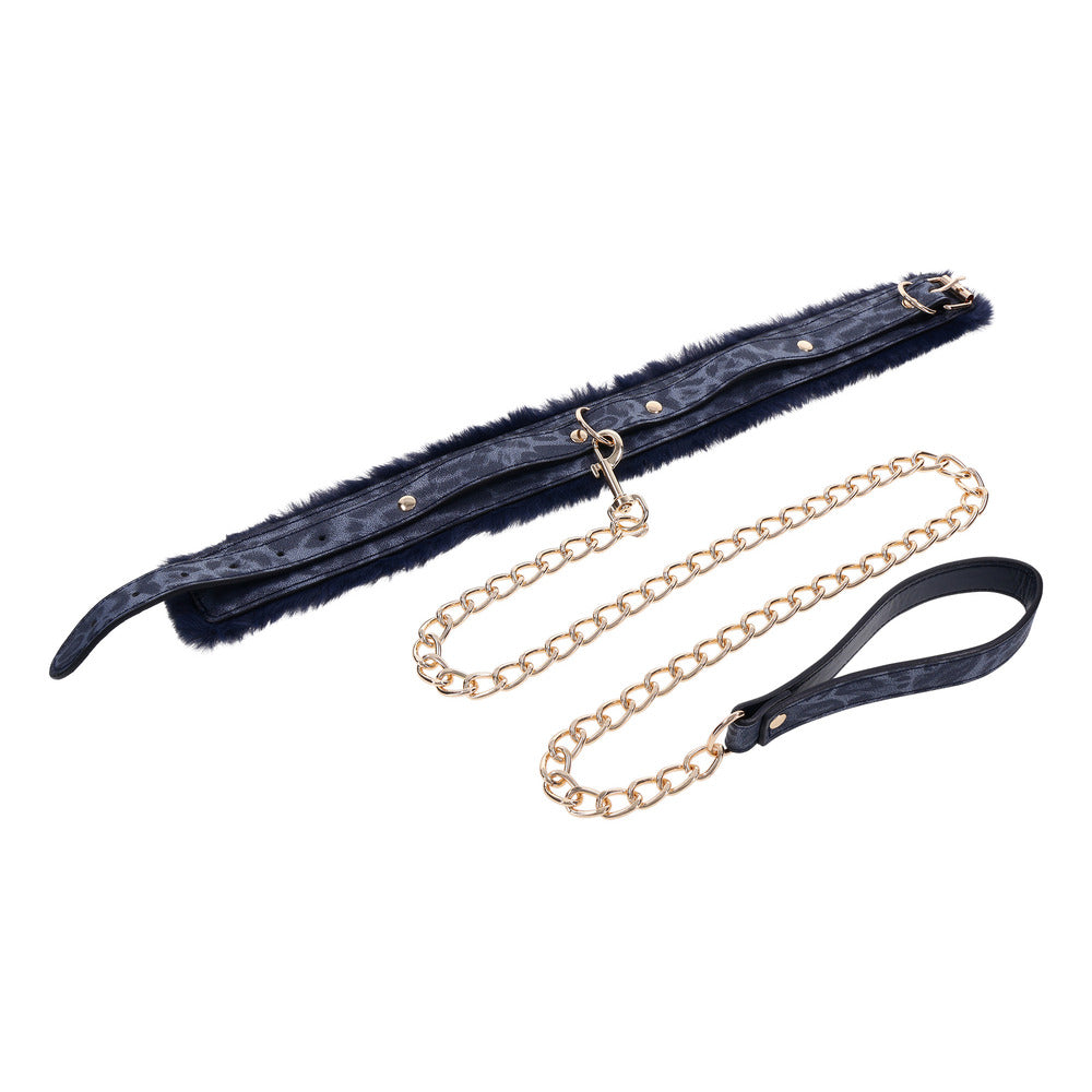 Sportsheets cougar faux fur collar and leash set, offering a touch of playful luxury.
