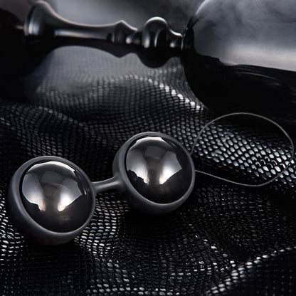 Lelo Luna Beads Noir: weighted exercise balls for pelvic floor training in black silicone.