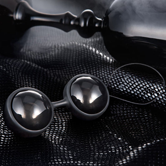 Lelo Luna Beads Noir: weighted exercise balls for pelvic floor training in black silicone.